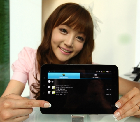 삼성전자는 22일부터 갤럭시A 진저브레드 업그레이드를 실시함에 따라 국내 갤럭시 시리즈 13개 전 모델에 대해 구글 최신 플랫폼 진저브레드를 지원한다. 사진은 진저브레드 업그레이드가 적용된 갤럭시탭의 모습.