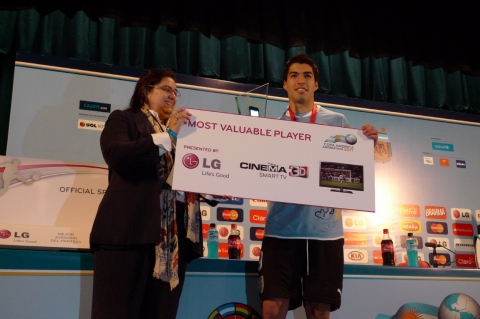 LG전자가 주관하는 코파아메리카 대회 연계 마케팅 행사 '오늘의 플레이어(Man of the Match)'에서 결승전에서 선제골을 터뜨린 우루과이의 루이스 수아레즈가 선정됐다.