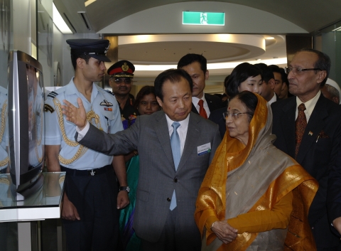 프라티바 파틸(Pratibha PATIL) 인도대통령이 26일 삼성전자를 방문했다. 홍보관에서 신종균 무선사업부장 사장(왼쪽)의 안내를 받으며 관람하고 있는 프라티바 파틸(Pratibha PATIL) 인도대통령(오른쪽) 모습