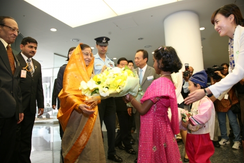 프라티바 파틸(Pratibha PATIL) 인도대통령이 26일 삼성전자를 방문했다. 임직원 자녀들이 프라티바 파틸(Pratibha PATIL) 인도대통령에게 꽃다발을 전달하면서 환영인사 하고 있다.