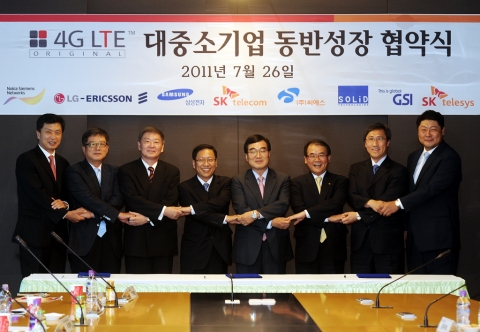 26일 중구 T타워 33층에서 SK텔레콤 권혁상 Network부문장이 LTE 시대 국내 통신장비 산업의 건전한 발전과 대-중소기업간 동반성장을 위해 대기업 장비 제조사 및 중소 중계기 업체가 함께 참여하는 동반성장 협약을 체결했다.   (사진 왼쪽부터 SK텔레시스 조인식 A&I사업부문장, LG에릭슨 이건 Carrier Networks 사업부장, 강우춘 노키아지멘스네트웍스 한국지사 회장, 지에스인스트루먼트 안창돈 대표이사, 삼성전자 조현탁 네트워크사업부 국내영업팀장, SK텔레콤 권혁상 Network부문장, 씨에스 이홍배 대표이사, 쏠리테크 이승희 대표이사)
