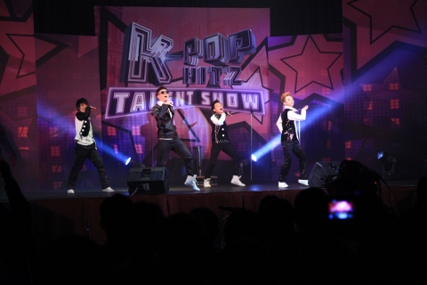 말레이시아 K-POP Hitz Talent Show의 우승팀 Ruffneck'z 4명