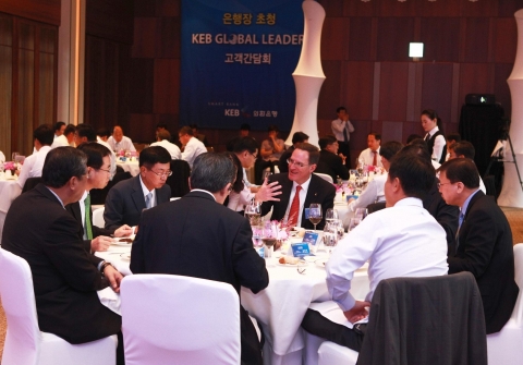 외환은행(은행장 래리 클레인/www.keb.co.kr)은 27일 신라호텔에서 주요기업들의 CEO를 초청하여 “KEB 글로벌 리더 고객 간담회”를 가졌으며, 래리 클레인 은행장은 기업고객 CEO분들께 감사의 인사와 함께 외환은행의 지속적인 영업력 강화를 통해 현장 중심의 고객 Relationship 강화, 은행과 고객간의 네트워크 체계 구축 및 지원 등 보다 나은 서비스 제공을 위해 더욱 노력하겠다고 설명하고 있다.