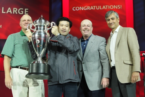 한국마이크로소프트 김 제임스 우 사장(왼쪽 두번째)이 스티브 발머 CEO(제일 왼쪽)로부터 트로피를 받고, 케빈 터너 최고운영책임자, 장 필립 쿠르트와 인터내셔널 사장(오른쪽 끝) 등과 함께 기념촬영을 하고 있다.