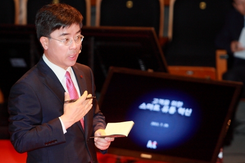 KT 표현명 사장이 IT강국 재도약을 위해 이통시장의 유통혁신이 필요하다며 고객 혜택이 확대된 합리적 수준의 공정가격을 투명하게 공개함으로써 고객이 안심하고 휴대폰을 구매할 수 제