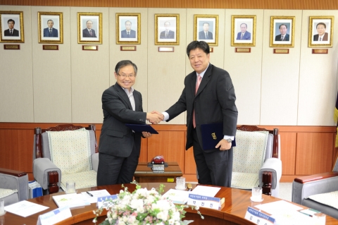 한국전기연구원-대한전기협회 협력·협정 체결식에서 유태환 한국전기연구원장(좌)과 박천진 대한전기협회 부회장(우)이 악수를 하고 있다.