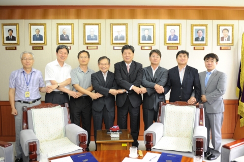한국전기연구원-대한전기협회 협력·협정 체결식에 모인 양측 대표들. 왼쪽부터 홍명표 국제협력팀장(이하 한국전기연구원), 송대익 홍보협력실장, 박경엽 선임시험본부장, 유태환 원장, 박