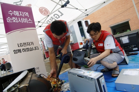 LG전자 서비스 엔지니어들이 관악구 신림동 월드비전 교회에 서비스 거점을 마련해 침수가전 복구 서비스 활동을 펼치고 있다.
