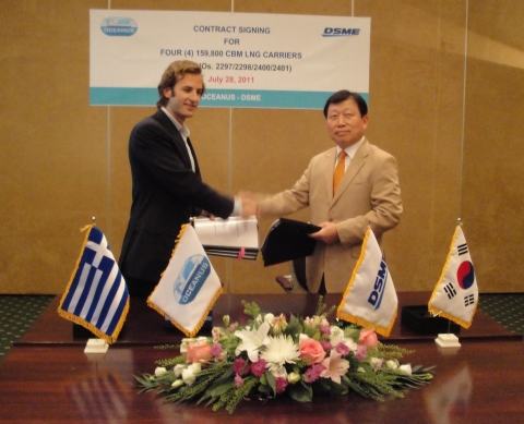 대우조선해양 사업총괄 고재호 부사장 (오른쪽)과 이코노무 그룹의 크리스토스 이코노무 씨는(왼쪽)는 지난 28일 그리스 아테네 현지에서 LNG선 건조계약서에 서명을 한 뒤 악수를 하고 있다.