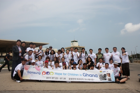 삼성전자 임직원봉사단이 24일부터 28일까지 아프리카 잠비아와 가나에서 여름휴가로 보람된 봉사활동을 실시하고 돌아왔다.
삼성전자 임직원봉사단(가나팀)이 24일 가나의 수도 아크라