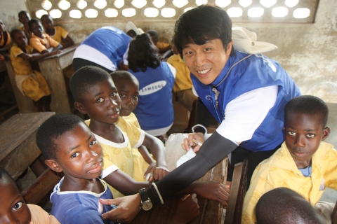 삼성전자 임직원봉사단이 24일부터 28일까지 아프리카 잠비아와 가나에서 여름휴가로 보람된 봉사활동을 실시하고 돌아왔다.
삼성전자 임직원봉사단원이 가나의 가 웨스트(Ga West)