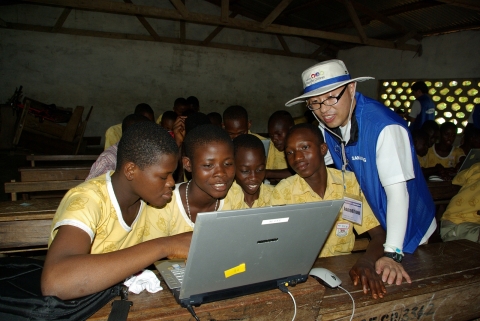 삼성전자 임직원봉사단이 24일부터 28일까지 아프리카 잠비아와 가나에서 여름휴가로 보람된 봉사활동을 실시하고 돌아왔다.
삼성전자 임직원봉사단원이 가나의 가 웨스트(Ga West)