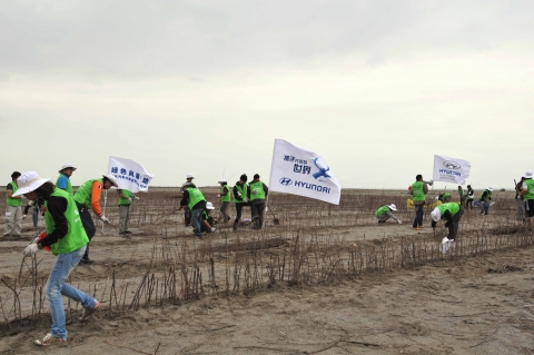 현대차그룹의 글로벌 청년봉사단 단원들이 중국 내몽고 차칸노르 지역에서 사막화 방지를 위한 초지 조성 작업을 하고 있는 모습.
