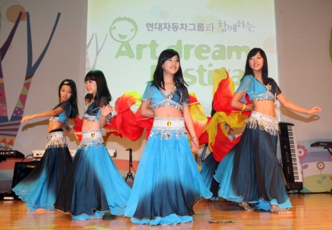 서울 명진들꽃사랑마을 어린이들의 밸리댄스 공연 모습.