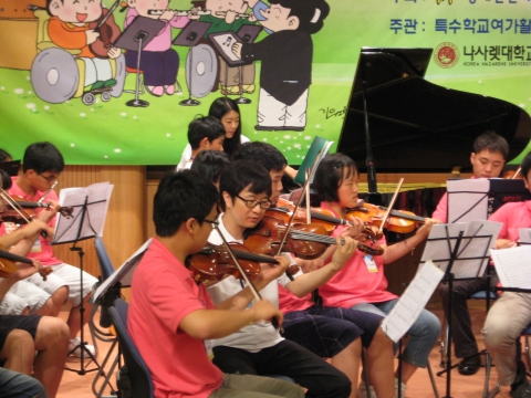 2010 뽀꼬 아뽀꼬 캠프 오케스트라 연주 장면