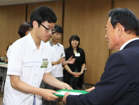 ▲ 7월 12일, 부산 부곡동 세정그룹 본사에서 열린 ‘세정나눔재단 장학금 전달식’에서 세정나눔재단 박순호 대표이사(오른쪽)가 저소득층 우수학생에게 장학금을 수여하고 있다.