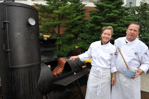 미국육류수출협회가 7월 16일 개최한 제1회 BBQ Day: 아메리칸 카우보이 바비큐 파티를 위해 미국 텍사스에서 방한한 부부 셰프(왼쪽부터 레베카 피셔-Rebecca Fische