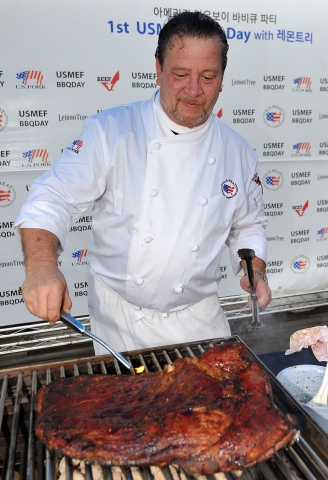 미국육류수출협회가 7월 16일 개최한 제1회 BBQ Day: 아메리칸 카우보이 바비큐 파티에서 셰프 제임스 피셔(James Fischer)가 미국 정통 바비큐 요리를 선보이고 있다