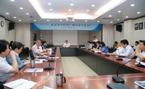 충남발전연구원(원장 박진도)은 13일 경북대 이정우 교수를 초청, '토건국가인가 복지국가인가'라는 주제로 특강을 갖고 있다