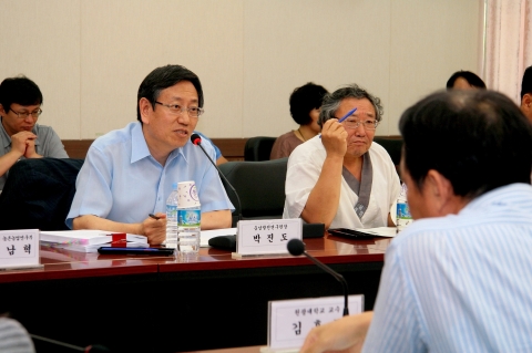 박진도 충남발전연구원장의 기조발제 모습