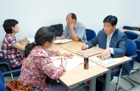 충남사회적경제지원센터 직원과 예비사회적기업 관계자 간 컨설팅 모습
