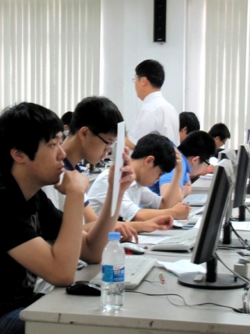 동명대학교의 10일 TU전국정보과학올림피아드 프로그래밍 부문에 참가한 고등부 학생들이 실기문제를 받아든 뒤 고민하고 있다.