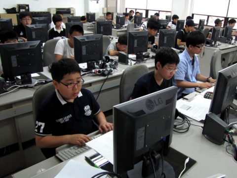 동명대학교의 10일 TU전국정보과학올림피아드에 참가한 초등부 학생들이 문제를 풀기위해 집중하고 있다.