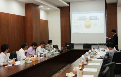 더존 강촌캠퍼스에서 일본 사회복지법인을 위한 비영리 회계 프로그램 개발 과정을 설명하고 있다.