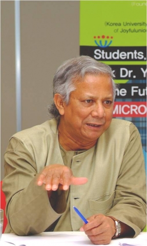 마이크로크레디트 창시자인 무하마드 유누스(Muhammad Yunus) 박사가 2007년 9월 12일 신나는조합을 방문하여 "청년, 유누스 박사에게 마이크로크레디트의 미래를 묻다" 간담회에서 한국 대학생들과 이야기를 나누고 있다.