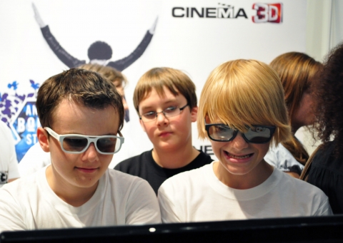 독일 쾰른에서 17~21일 열린 게임 전시회 ‘게임스컴(GamesCom) 2011’에서 관람객들이 LG전자 시네마 3D 안경을 착용하고 3D 게임을 즐기고 있다.