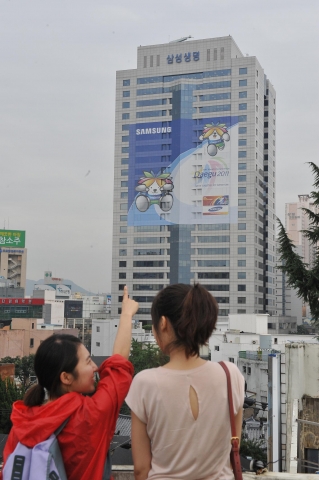 삼성전자는 2011대구세계육상선수권대회 개최지인 대구 현지 분위기 조성을 위해 대구 시내 삼성생명 건물에 대형 랩핑 광고를 진행했다.