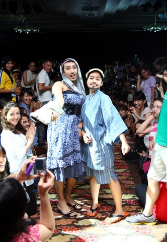 한국청소년단체협의회와 여성가족부가 개최중인 ‘2011 아시아청소년 초청연수’에 참여한 300여 아시아 청소년들이 지난 8월 2일 롯데부여리조트에서 아시아의 미를 선보이는 패션쇼를 하고 있다.