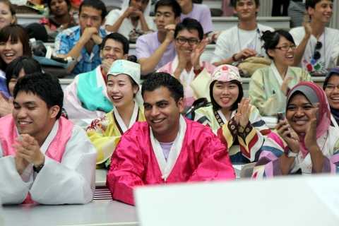 한국청소년단체협의회와 여성가족부가 개최중인 ‘2011 아시아청소년 초청연수’에 참여한 300여 아시아 청소년들이 지난 7월 29일 이화여대에서 열린 ‘한국 특별강연’을 듣고 즐거워하고 있다.
