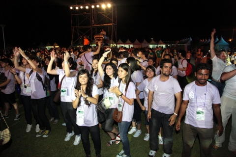 한국청소년단체협의회와 여성가족부가 개최중인 ‘2011 아시아청소년 초청연수’에 참여한 300여 아시아 청소년들이 지난 7월30일 여수에서 열린 ‘2011 여수국제청소년축제’에 참관하여 행사 퍼레이드를 즐기고 있다.