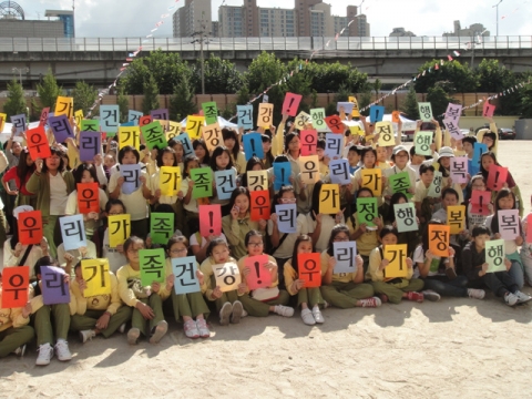 한국청소년단체협의회가 운영중인 &#039;찾아가는 쿠킹버스&#039;의 일환으로 실시하는 채소과일365! 가족건강365 캠페인 사진