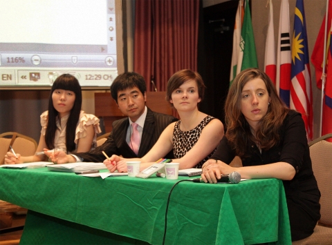 여성가족부가 한국청소년단체협의회와 함께 개최한 제22회 국제청소년포럼이 진행된 가운데 8월 22일 방화동 국제청소년센터에서 전체총회에 참여한 참가자들이 열띤 토론을 벌이고 있다.