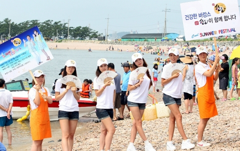 한돈자조금관리위원회는 충남 서산 벌천포해수욕장에서 7월30, 31 양일간 <건강한 바캉스 한돈이 함께 합니다>라는 주제로 한돈 쿨썸머 페스티벌을 개최했다. 한돈자조금은 이번 행사의 다양한 이벤트를 통해 피서객을 대상으로 건강에 좋고 맛도 좋은 한돈 웰빙삼총사 앞뒷다리살, 등심, 안심의 우수성을 체험 할 수 있는 기회를 가졌다. 사진은 행사 도우미들이 한돈 홍보 피켓을 들고 해변을 거닐며 한돈의 우수성을 설명하는 장면
