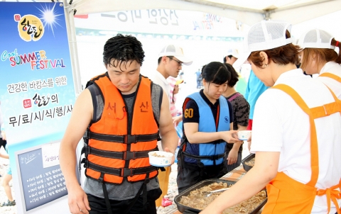 한돈자조금관리위원회는 충남 서산 벌천포해수욕장에서 7월30, 31 양일간 <건강한 바캉스 한돈이 함께 합니다>라는 주제로 한돈 쿨썸머 페스티벌을 개최했다. 사진은 한돈 저지방부위 시식회에 참가한 피서객의 모습.
