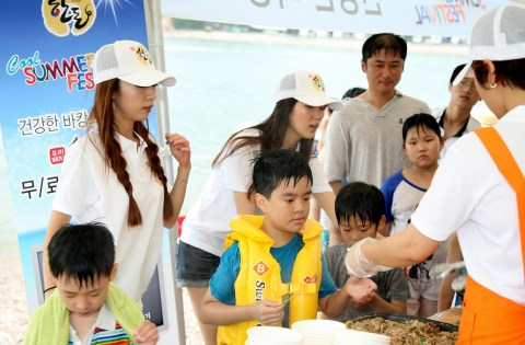 한돈자조금관리위원회(위원장 이병모)는 충남 서산 벌천포해수욕장에서 7월30, 31 양일간 <건강한 바캉스 한돈이 함께 합니다>라는 주제로 한돈 쿨썸머 페스티벌을 개최했다. 사진은 한돈 저지방부위 시식회에 참가해 고기를 기다리는 피서객과 아이들의 모습.