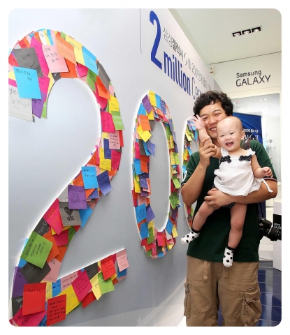 7월 31일 삼성동 코엑스 갤럭시존에서 진행된 갤럭시SⅡ 200만대 돌파 축하 행사장을 방문한 고객이 축하 메시지를 남겼다.