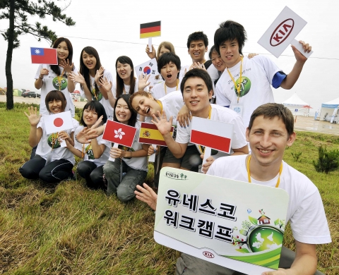 기아자동차㈜는 오는 15일까지 독일, 스페인, 폴란드, 프랑스 등 유럽과 한국, 일본, 대만, 홍콩 등 아시아 지역 청년 16명으로 구성된 국제자원활동가들과 함께 ‘유네스코 워크캠프(Workcamp)’의 한국 캠프 중 하나인 ‘울진 워크캠프’를 운영한다.