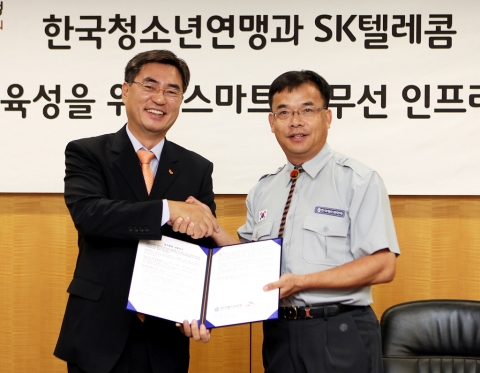 SK텔레콤 박민혁 SMB사업본부장(왼쪽)과 한국청소년연맹 양철승 사무총장(오른쪽)이 을지로 SKT 타워에서 “스마트 유무선 인프라 구축 협약”을 맺고 악수를 하고 있다. SK텔레콤은 한국청소년연맹 구성원들을 대상으로 스마트 기기를 공급하고, 연맹에 특화된 어플리케이션을 제공할 예정이다.