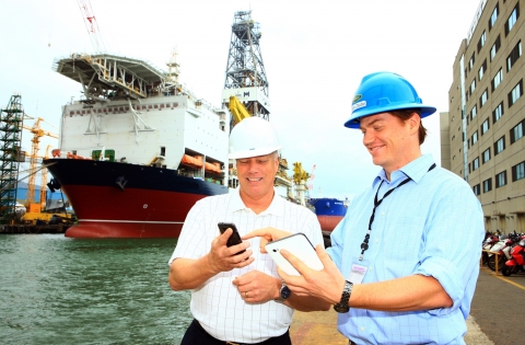 미국 시추전문회사인 노블 드릴링(Noble Drilling Holdings)社 직원들이 스마트폰을 이용해 선박 A/S 정보를 확인하고 있다.