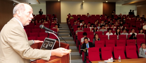10일 건국대 법학관 국제회의장에서 ‘녹색성장을 위한 생명공학기술’을 주제로 열린‘2011 건국대 생명공학연구센터(CBRU) 국제 컨퍼런스’에서 반더빌트대학의 피터 갱그리치(Peter Guengerich) 교수가 주제발표를 하고 있다.
