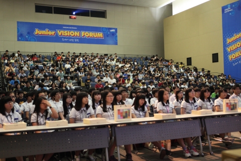 삼성전자는 12일 수원 &#039;삼성 디지털 시티&#039;에서 차세대 이공계 리더급 연구개발인력 육성을 위해 전국 과학고등학교 재학생과 학부모 700여명을 대상으로 &#039;주니어 비전 포럼&#039;을 개최했다.