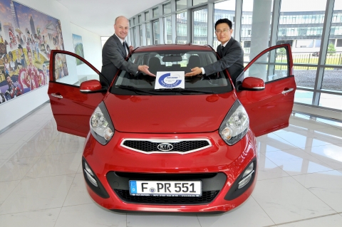 Nils Jansen, Sales Manager of TUV Nord (left) and Seong-Wook Yang, President of Hyundai-Kia Europe R&D Center (right)