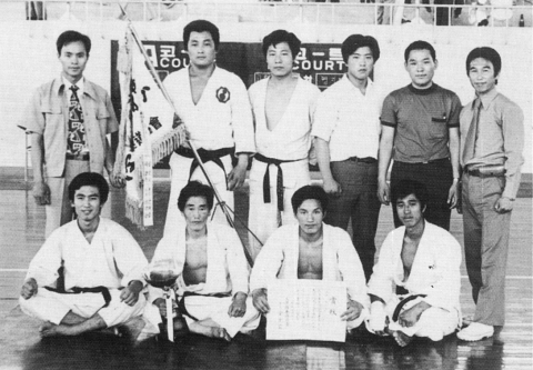 이번 수상자에 포함된 US national champoion 김수권 선수. 가운데 Korea Natioanal Champion 상장을 들고 있다.