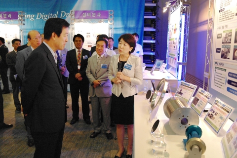 8월 19일 삼성전자 수원 &#039;삼성 디지털 시티&#039;에서 개최된 &#039;혁기회 보유기술 전시회&#039;에서 삼성전자 최지성 부회장(왼쪽)이 다이아몬드 공구 회사인 이화다이아몬드의 김재희 사장(오른쪽)으로부터 반도체/LCD 관련 초정밀 컷팅 기술에 대해 설명을 듣고 있다.