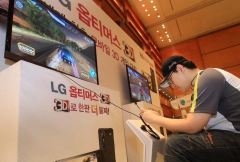 LG전자가 개최한 모바일3D게임대회에 한 참가자가 게임에 열중하고 있는 장면