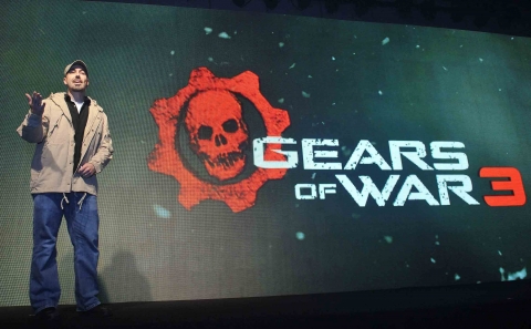 8월 22일 강남 섬유센터에서 열린 ‘기어스 오브 워3(Gears Of War3)’ 출시 기자간담회에서 개발자 짐 브라운이 게임에 대해 설명하고 있다.